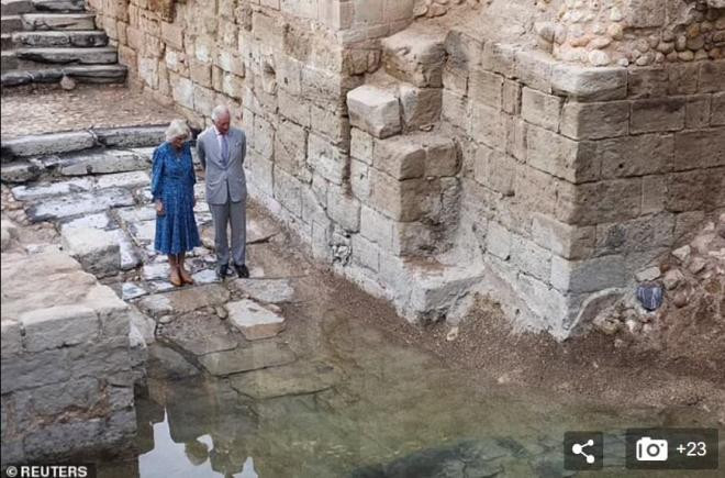 Thái tử Charles và bà Camilla mang nước thánh làm lễ rửa tội về Anh, liệu có phải để chuẩn bị cho con gái Meghan? 4