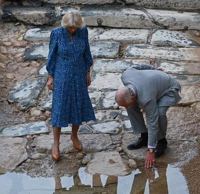 Thái tử Charles và bà Camilla mang nước thánh làm lễ rửa tội về Anh, liệu có phải để chuẩn bị cho con gái Meghan? 6