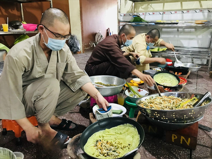 Các sư thầy chùa Bửu Liên, quận Ninh Kiều, thành phố Cần Thơ làm bánh xèo tặng các chốt kiểm soát phòng, chống dịch Covid-19