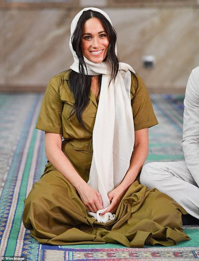 Lần đầu lên show lớn sau khi sinh con, Meghan đã bị MC Úc 'cà khịa' đầy thâm thúy  7