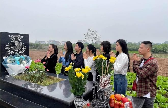 Diễn viên Thanh Hương cùng đồng nghiệp về Hưng Yên viếng mộ NSND Hoàng Dũng 1