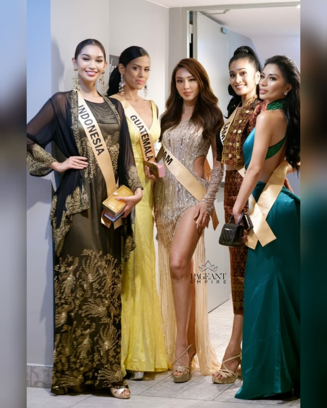 Thùy Tiên hở bạo, chọn được chỗ ngồi quá lợi thế, hô vang Việt Nam trong họp báo Miss Grand International 2021 - Ảnh 9.