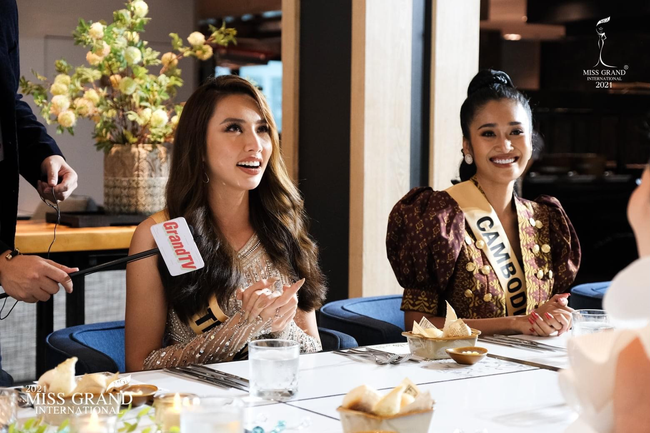 Thùy Tiên hở bạo, chọn được chỗ ngồi quá lợi thế, hô vang Việt Nam trong họp báo Miss Grand International 2021 - Ảnh 8.
