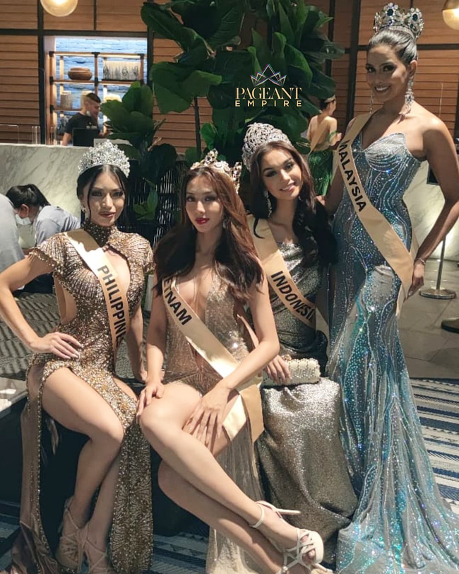 Thùy Tiên hở bạo, chọn được chỗ ngồi quá lợi thế, hô vang Việt Nam trong họp báo Miss Grand International 2021 - Ảnh 4.