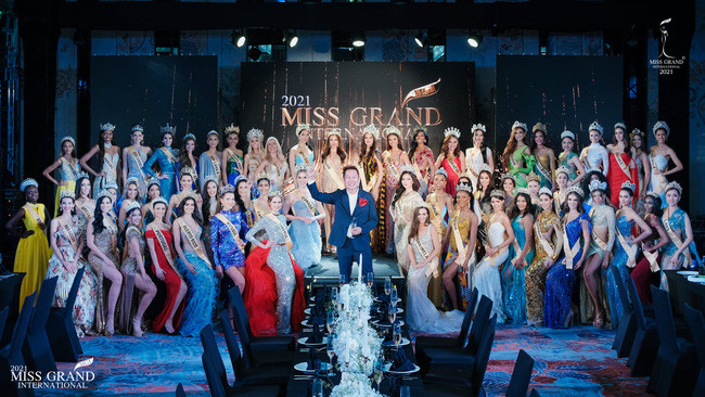 Thùy Tiên hở bạo, chọn được chỗ ngồi quá lợi thế, hô vang Việt Nam trong họp báo Miss Grand International 2021 - Ảnh 5.