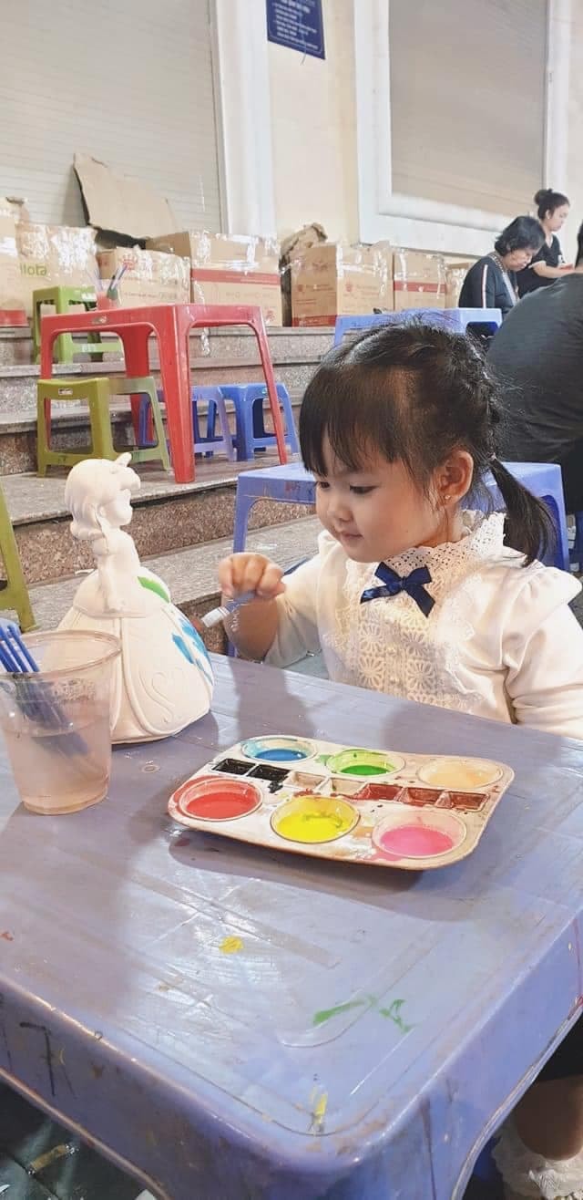 Ngô Lệ Quyên 'Phố trong làng' 3
