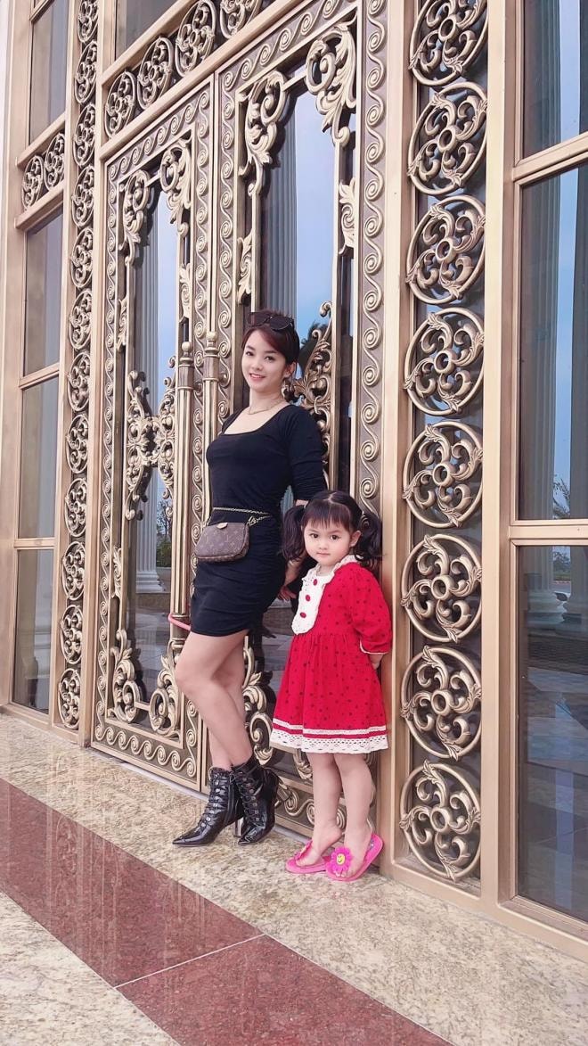 Ngô Lệ Quyên 'Phố trong làng' 4