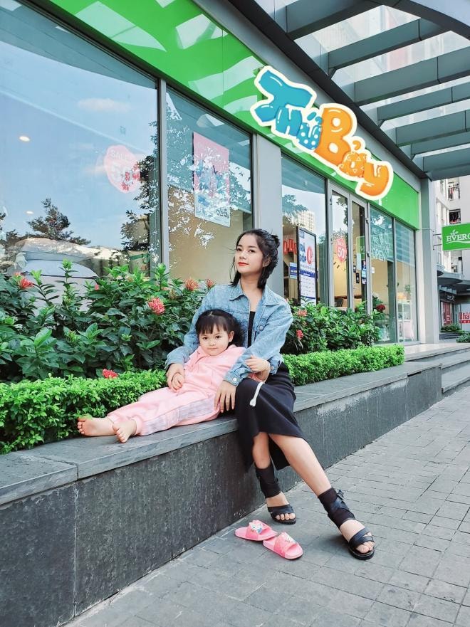 Ngô Lệ Quyên 'Phố trong làng' 0