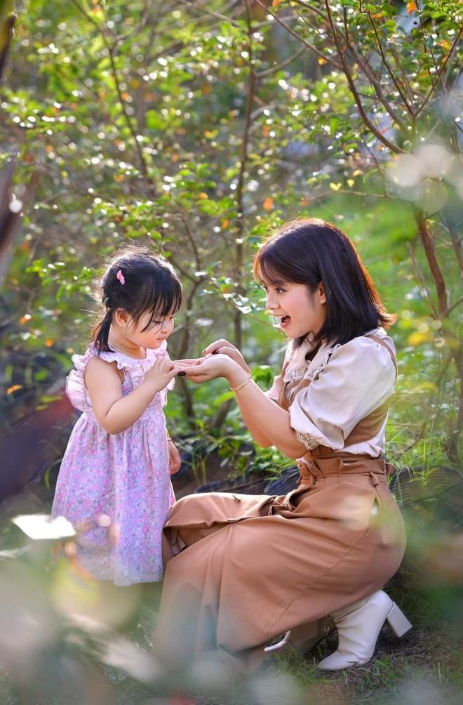 Ngô Lệ Quyên 'Phố trong làng' 1