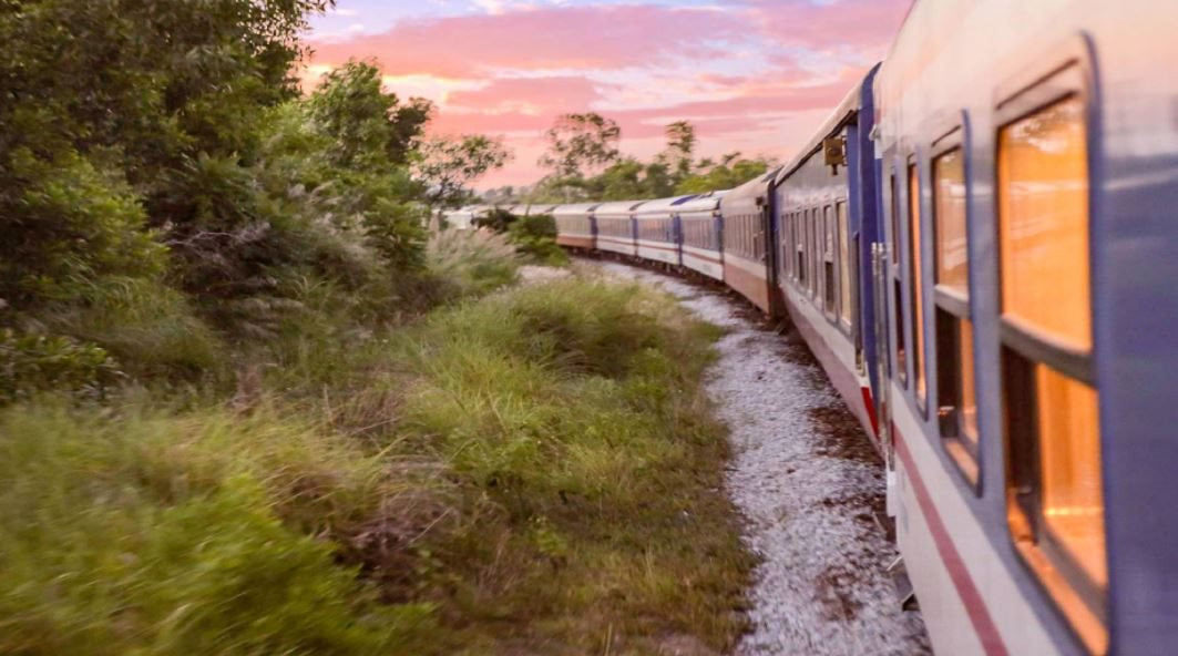 Tàu lửa: Trải nghiệm chuyến du hành đầy kỳ diệu trên chuyến tàu lửa. Khám phá cảnh quan đẹp hùng vĩ, với những địa danh nổi tiếng trên toàn thế giới. Ảnh hưởng đến cuộc sống và văn hoá của chúng ta.