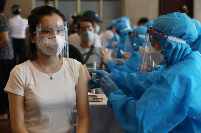 Người dân Hà Nội tiêm vaccine phòng Covid-19, tháng 9/2021. Ảnh: Ngọc Thành
