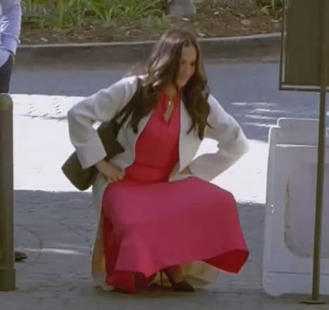  Giữa lúc Meghan đang bị ném đá vì show diễn lố bịch, tình cũ chân dài của Harry lên tiếng bóng gió đầy mỉa mai 13
