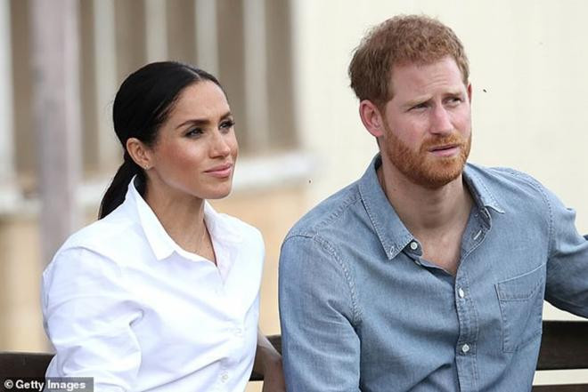  Giữa lúc Meghan đang bị ném đá vì show diễn lố bịch, tình cũ chân dài của Harry lên tiếng bóng gió đầy mỉa mai 8