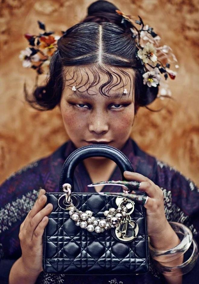 Dior phải xin lỗi vì tranh cãi 'phụ nữ Trung Quốc xấu xí' với hình ảnh nước da ngăm đen, đôi mắt một mí thâm quầng 'dọa ma'  13