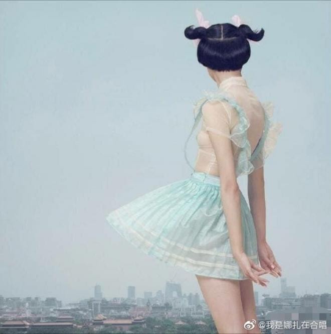 Dior phải xin lỗi vì tranh cãi 'phụ nữ Trung Quốc xấu xí' với hình ảnh nước da ngăm đen, đôi mắt một mí thâm quầng 'dọa ma'  2
