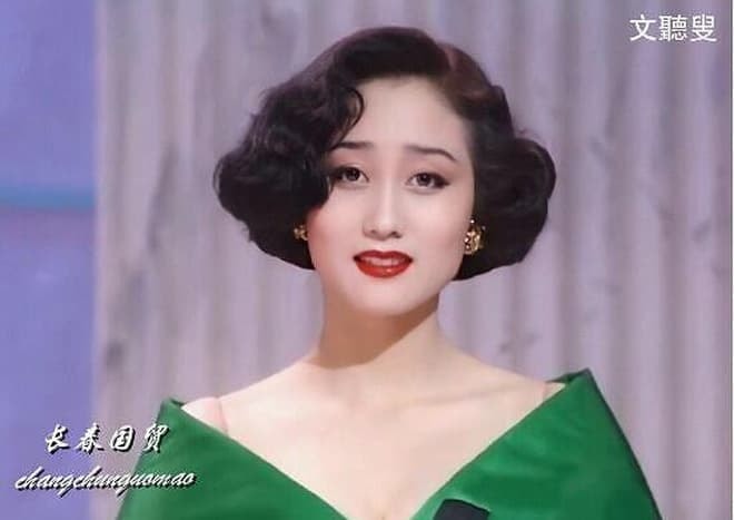 Nhìn ảnh 58 tuổi của Hoa hậu Lợi Trí mới biết sao Lý Liên Kiệt bỏ vợ để cưới, các bà vợ của trùm sòng bạc Macau chỉ muốn 'đuổi cùng giết tận' 1