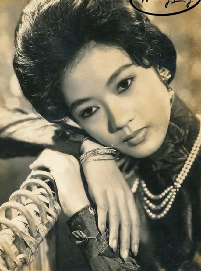 nsnd-bach-tuyet-nho-lai-canh-co-ns-thanh-nga-bi-nem-luu-dan-khi-dang-dien-am-anh-mai-cau-noi-cua-dan-chi-2-ngoisaovn-w920-h1242 1