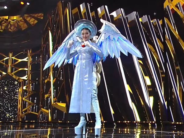 Thùy Tiên thăng hoa với 'Thiên thần áo xanh': Fan Miss Grand vỗ tay rào rào với thiết kế ấn tượng Ảnh 2