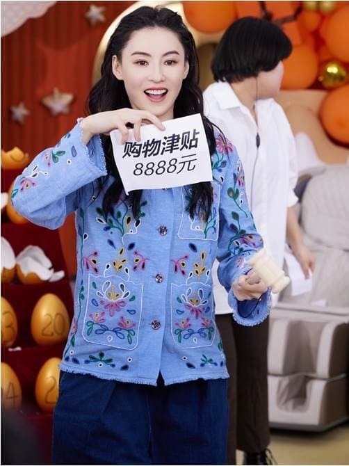 Trương Bá Chi livestream bán hàng để nuôi con, nhan sắc tuổi 41 đẹp như mơ nhưng hành động 'đụng chạm' trai trẻ trên sóng gây tranh cãi 8