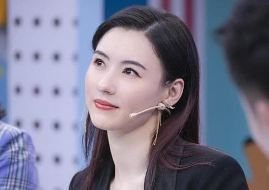Trương Bá Chi livestream bán hàng để nuôi con, nhan sắc tuổi 41 đẹp như mơ nhưng hành động 'đụng chạm' trai trẻ trên sóng gây tranh cãi 10