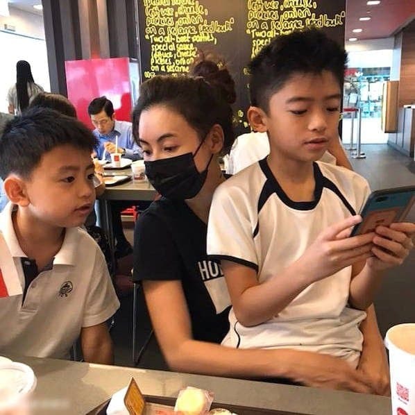 Trương Bá Chi livestream bán hàng để nuôi con, nhan sắc tuổi 41 đẹp như mơ nhưng hành động 'đụng chạm' trai trẻ trên sóng gây tranh cãi 0