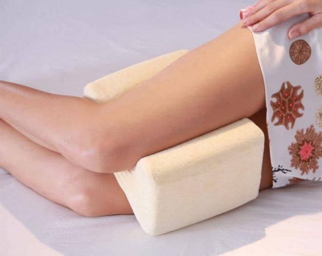 kẹp gối giữa hai chân  1