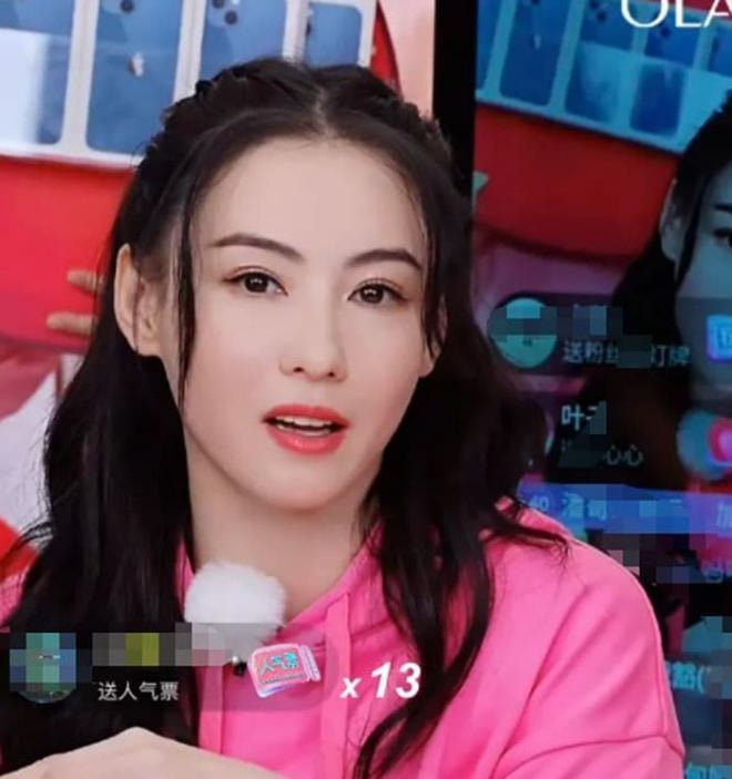 Trương Bá Chi livestream bán hàng để nuôi con, nhan sắc tuổi 41 đẹp như mơ nhưng hành động 'đụng chạm' trai trẻ trên sóng gây tranh cãi 2