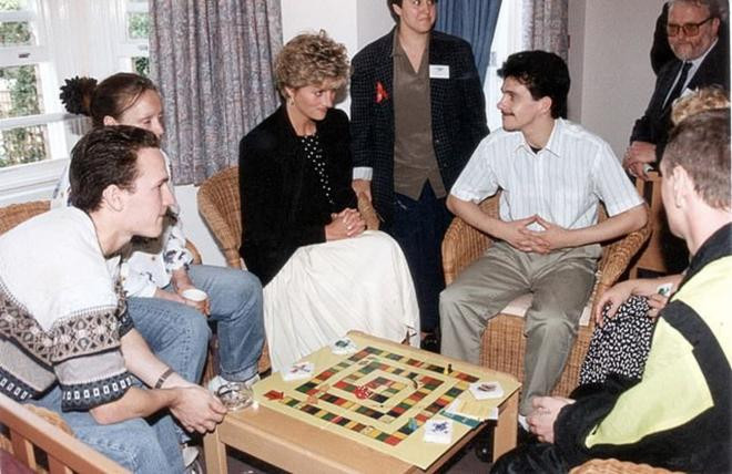 Harry gây chú ý khi nhắc đến Diana và so sánh Covid với HIV, cư dân mạng: 'Thà im lặng để người ta tưởng mình dốt còn hơn nói ra để người ta không nghi ngờ gì nữa' 6