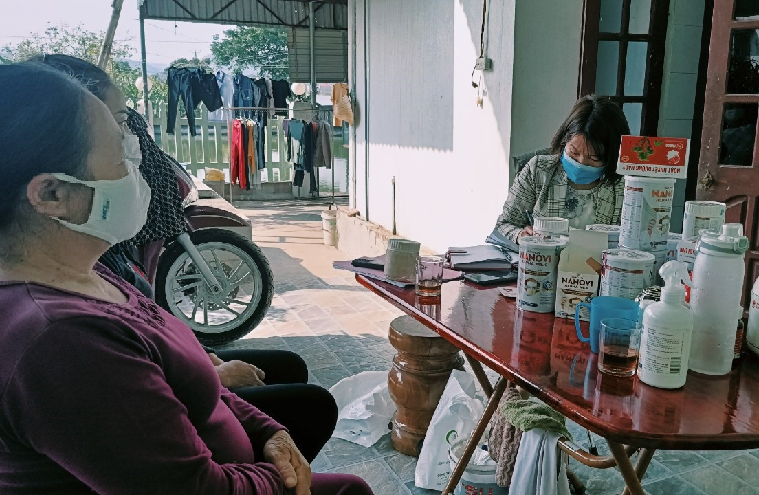 anh1-phu-huynh-buc-xuc-vi-truong-mam-non-ha-yen-to-chuc-ban-sua-tai-truong-w1104-h720.jpg