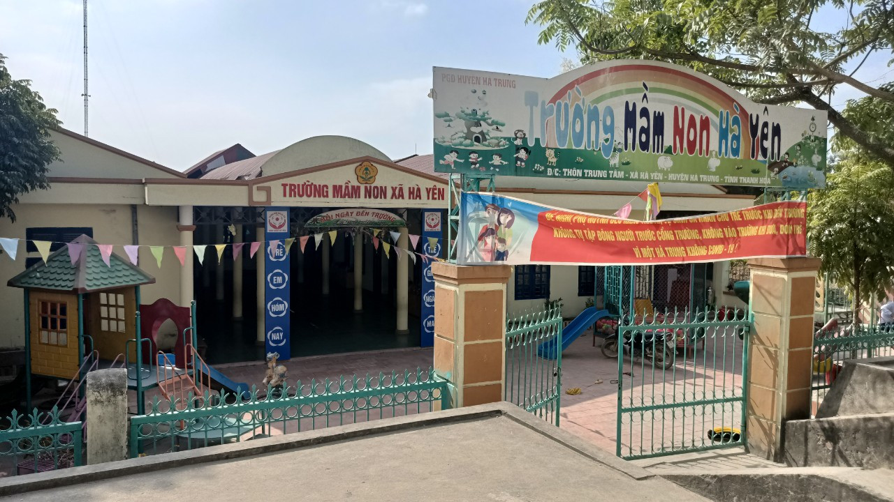 anh2-phu-huynh-buc-xuc-vi-truong-mam-non-ha-yen-to-chuc-ban-sua-tai-truong-w1280-h720.jpg