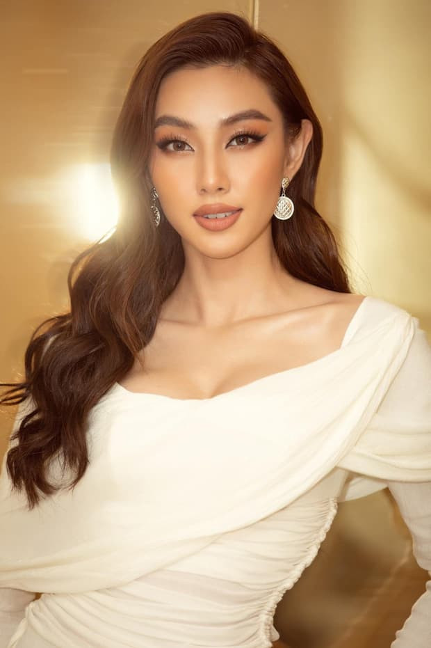 nhan-sac-doi-thuong-va-thuo-day-thi-cua-tan-miss-grand-international-2021-thuy-tien-lieu-co-lung-linh-9-ngoisaovn-w620-h931 4 nhan-sac-doi-thuong-va-thuo-day-thi-cua-tan-miss-grand-international-2021-thuy-tien-lieu-co-lung-linh-9-ngoisaovn-w620-h931 4