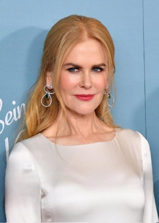 Vợ cũ Nicole Kidman của Tom Cruise đã lâu mới xuất hiện, thân hình gầy đến nỗi xương sườn chiếm trọn spotlight 11