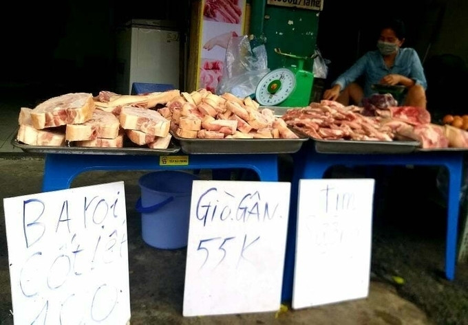 Thịt heo nhập khẩu bán trên đường Lê Đức Thọ, Gò Vấp (TP HCM). Ảnh: Thi Hà