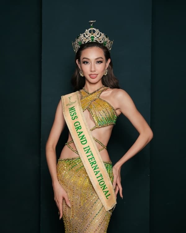 miss-grand-campuchia-liveatream-khoc-nuc-no-tren-livestream-va-lam-ro-o-ao-choi-xau-thuy-tien-7-ngoisaovn-w600-h750 0