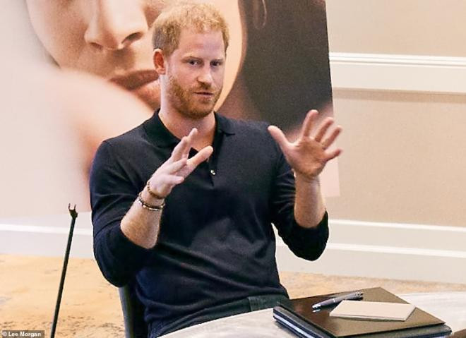 Harry nhận gạch đá kịch liệt khi khuyên mọi người nghỉ việc để bảo vệ sức khỏe tinh thần: 'Cả đời này anh đã đi xin việc bao giờ chưa?' 3