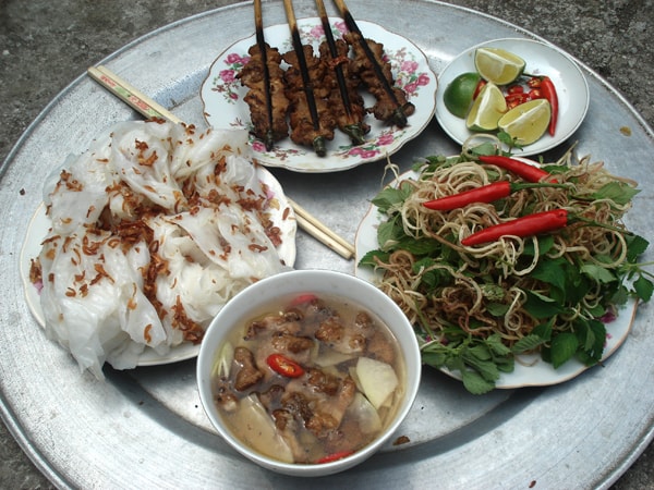 Ăn kèm với chả nướng nóng hổi là nét đặc trưng của bánh cuốn Phủ Lý. (Ảnh: Internet)
