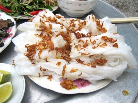 Đĩa bánh cuốn trắng ngần, dẻo dai, mềm mại. (Ảnh: Internet)