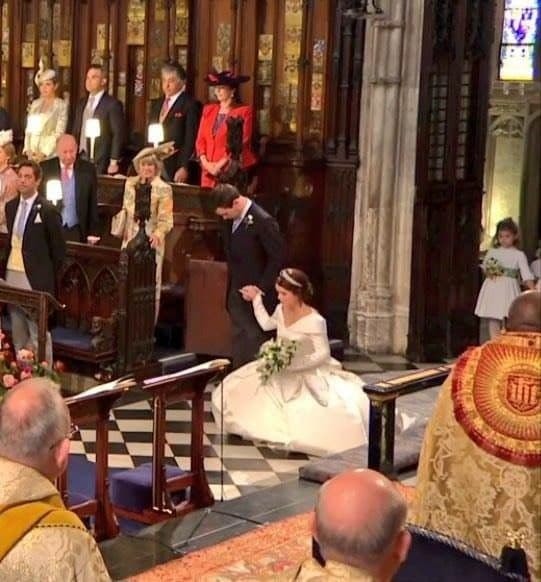 Nữ hoàng Anh không biết diễn xuất: Vui vẻ ở đám cưới Kate và mặt nghiêm trọng tại đám cưới Meghan, nhưng nhìn hành động này của Meghan không ai trách được Nữ hoàng 3