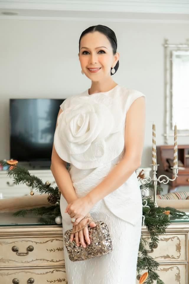 diem-my-mung-sinh-nhat-vien-man-ben-chong-doanh-nhan-va-dan-mi-nhan-dinh-dam-showbiz-21-ngoisaovn-w640-h960 12