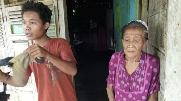 Thiếu niên 16 tuổi dọa tự tử để cưới cụ bà nghèo 71 tuổi, sau 4 năm câu chuyện 'đũa lệch' giờ ra sao? 5 Thiếu niên 16 tuổi dọa tự tử để cưới cụ bà nghèo 71 tuổi, sau 4 năm câu chuyện 'đũa lệch' giờ ra sao? 5