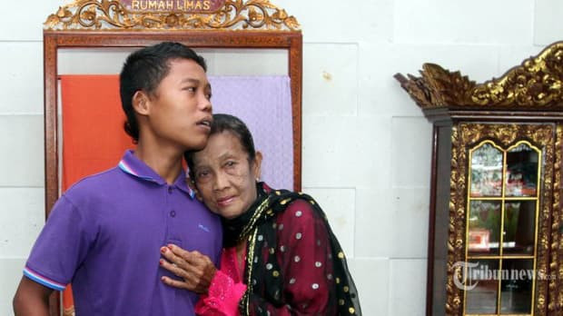 Thiếu niên 16 tuổi dọa tự tử để cưới cụ bà nghèo 71 tuổi, sau 4 năm câu chuyện 'đũa lệch' giờ ra sao? 7 Thiếu niên 16 tuổi dọa tự tử để cưới cụ bà nghèo 71 tuổi, sau 4 năm câu chuyện 'đũa lệch' giờ ra sao? 7