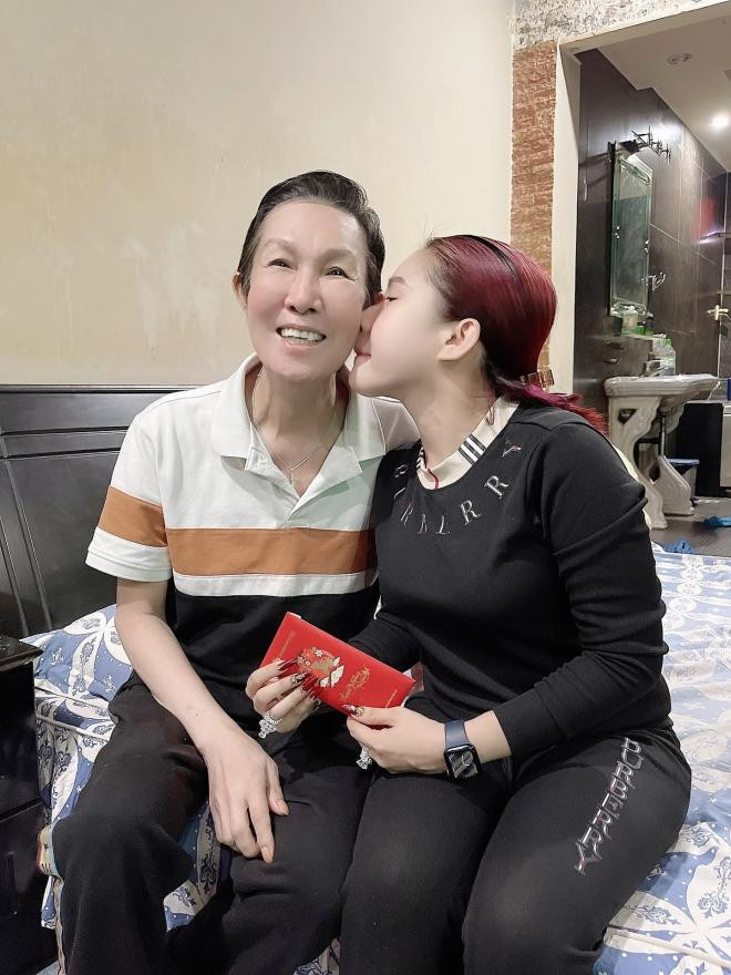 binh-tinh-mung-sinh-nhat-ba-nuoi-vu-linh-nhan-sac-22ong-hoang-cai-luong-ho-quang22-o-thi-hien-tai-gay-chu-y-3-ngoisaovn-w1439-h1920 1