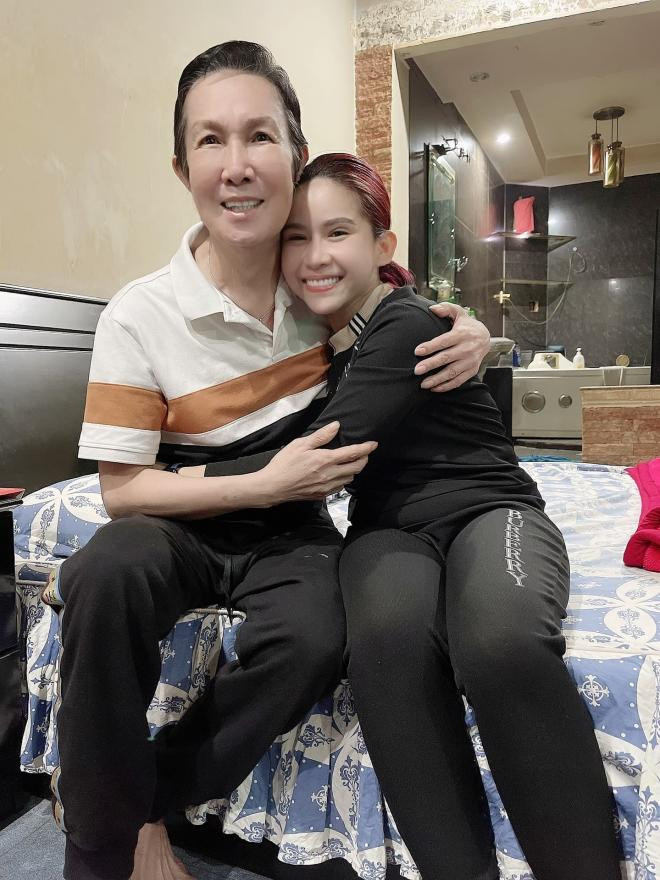 binh-tinh-mung-sinh-nhat-ba-nuoi-vu-linh-nhan-sac-22ong-hoang-cai-luong-ho-quang22-o-thi-hien-tai-gay-chu-y-4-ngoisaovn-w1439-h1920 0
