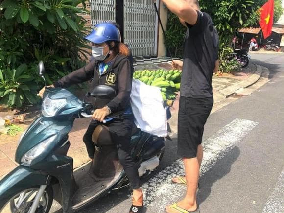 ngo-ngang-dien-mao-cua-siu-black-tuoi-u60-nu-cuoi-thuong-hieu-van-con-6c185e-ngoisaovn-w700-h525-ngoisaovn-w580-h435 0 ngo-ngang-dien-mao-cua-siu-black-tuoi-u60-nu-cuoi-thuong-hieu-van-con-6c185e-ngoisaovn-w700-h525-ngoisaovn-w580-h435 0