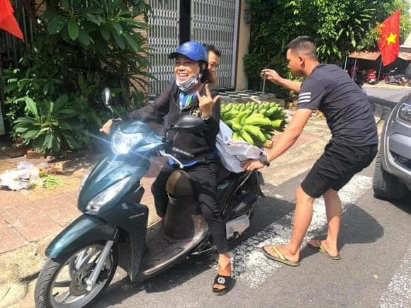 ngo-ngang-dien-mao-cua-siu-black-tuoi-u60-nu-cuoi-thuong-hieu-van-con-997f96-ngoisaovn-w700-h525-ngoisaovn-w580-h435 1 ngo-ngang-dien-mao-cua-siu-black-tuoi-u60-nu-cuoi-thuong-hieu-van-con-997f96-ngoisaovn-w700-h525-ngoisaovn-w580-h435 1
