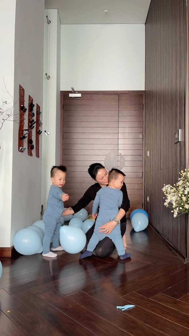 hai con út nhà cô văn thùy dương  1