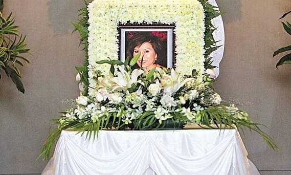 Từng yêu nhau say đắm, khi cô qua đời tóc của Châu Tinh Trì cũng bạc trắng, sau này hình bóng cô luôn xuất hiện trong những bộ phim của anh 6