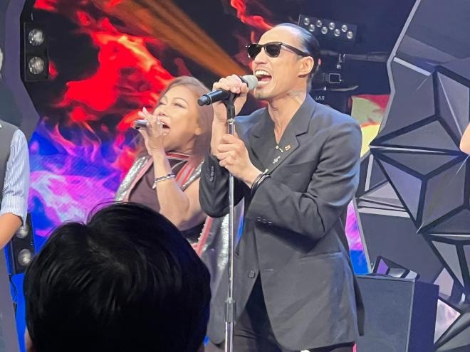 siu-black-khoe-giong-hat-live-22noi-da-ga22-pham-anh-khoa-lan-dau-xuat-hien-truoc-truyen-thong-voi-kinh-den-che-ca-mat-11-ngoisaovn-w2048-h1536 4