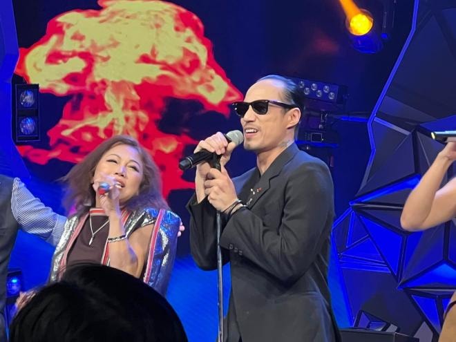 siu-black-khoe-giong-hat-live-22noi-da-ga22-pham-anh-khoa-lan-dau-xuat-hien-truoc-truyen-thong-voi-kinh-den-che-ca-mat-12-ngoisaovn-w2048-h1536 3