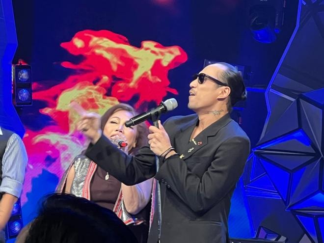 siu-black-khoe-giong-hat-live-22noi-da-ga22-pham-anh-khoa-lan-dau-xuat-hien-truoc-truyen-thong-voi-kinh-den-che-ca-mat-13-ngoisaovn-w2048-h1536 2